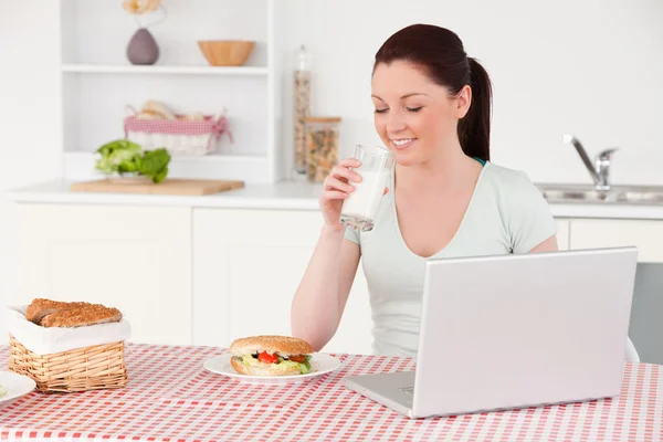 Belle femme posant avec un verre de lait tout en se relaxant wi — Photo