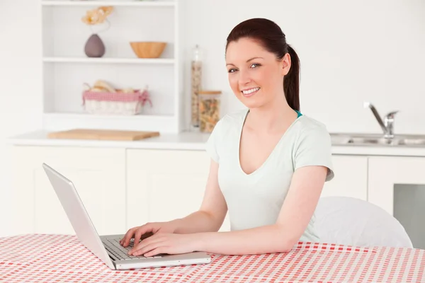 Hermosa mujer posando mientras se relaja con su computadora portátil en el almuerzo t — Foto de Stock