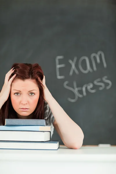 Ritratto di una studentessa ansiosa prima degli esami — Foto Stock
