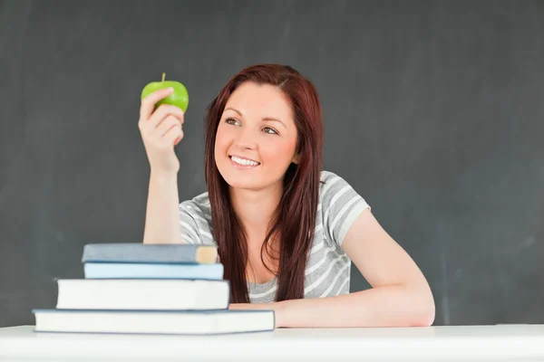 Jovem estudante segurando uma maçã — Fotografia de Stock