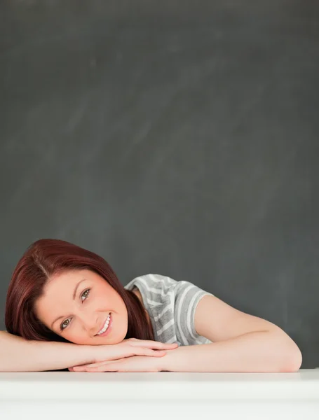 Retrato de un estudiante feliz en un aula — Foto de Stock