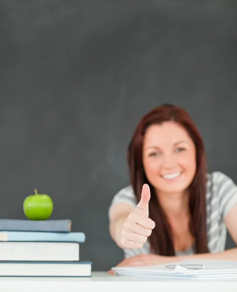 Fröhliche junge Studentin in einem Klassenzimmer — Stockfoto