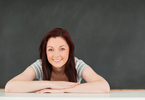 Junge Studentin in einem Klassenzimmer — Stockfoto