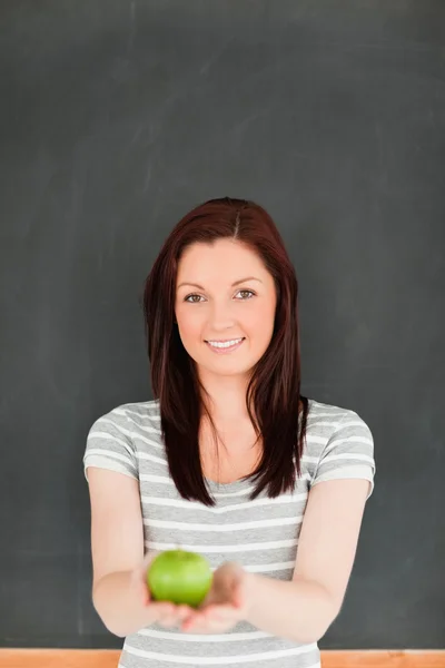 Portret van een cute redhead tegen een schoolbord — Stockfoto