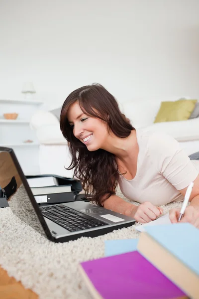 Junge schöne Frau entspannt mit ihrem Laptop und posiert, während — Stockfoto