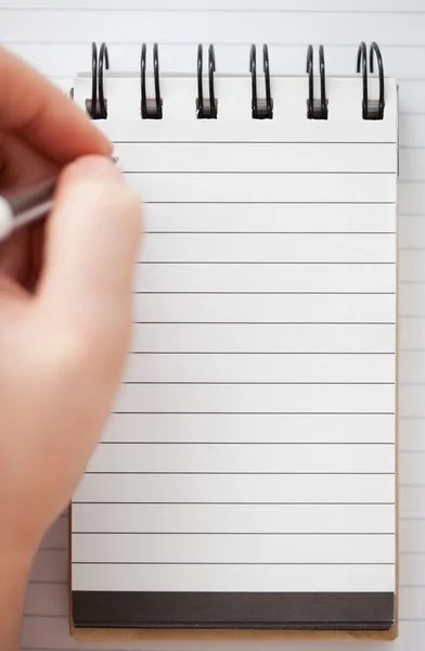 Mulher mãos escrevendo em um caderno — Fotografia de Stock