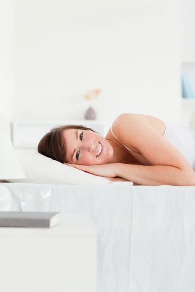 Szczęśliwa kobieta brunetka pozowanie leżąc — Zdjęcie stockowe