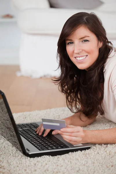 Mujer guapa joven haciendo un pago con una tarjeta de crédito en — Foto de Stock