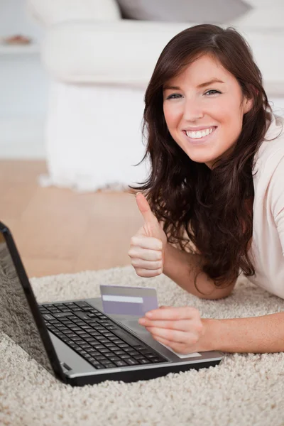 Unga vackra kvinnan att göra en betalning med kreditkort på den i — Stockfoto