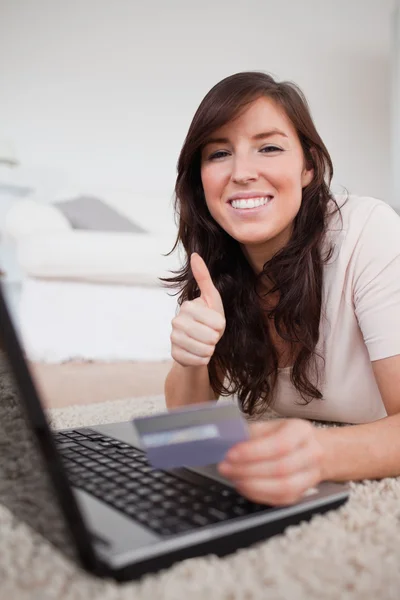Ung charmig kvinna att göra en betalning med kreditkort på den — Stockfoto