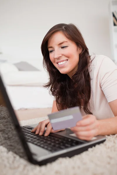 Jovem bela fêmea fazendo um pagamento com um cartão de crédito no th — Fotografia de Stock