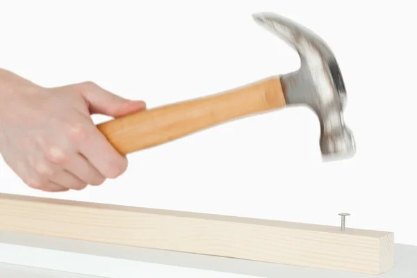 Mão segurando um martelo para dirigir um prego — Fotografia de Stock