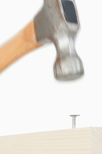 Nahaufnahme eines Hammers, der einen Nagel schlägt — Stockfoto