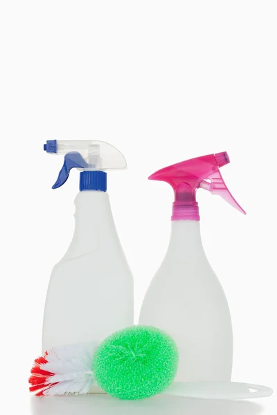 Różowy i niebieski spray butelkach i szczotki — Zdjęcie stockowe
