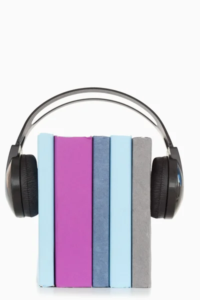 Uma pilha de livros e fones de ouvido — Fotografia de Stock