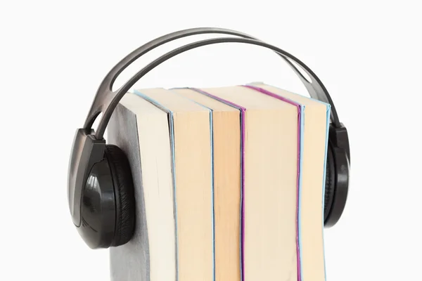 Крупним планом стопка книг і навушників — стокове фото