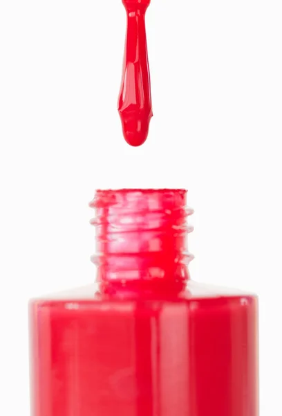 Красный лак для ногтей капает во фляжку — стоковое фото