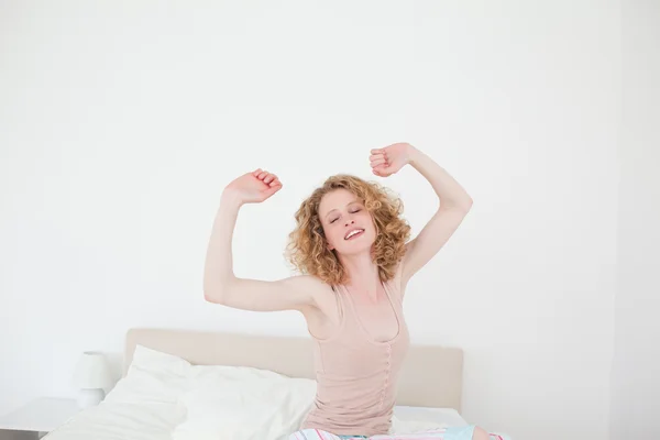 Гарненька білявка female stretching в її спальня — стокове фото