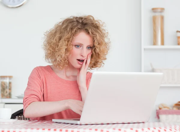 Belle femme blonde relaxant avec son ordinateur portable tout en étant assis — Photo