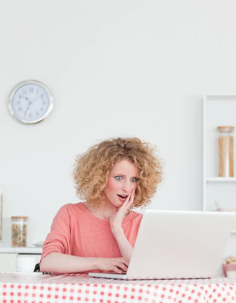 매력적인 금발 여성 편안한 그녀의 노트북에 앉아있는 동안 — 스톡 사진