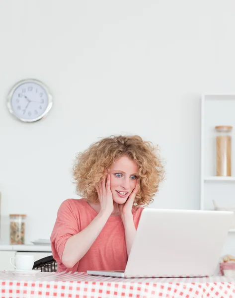 금발 여성 t에 앉아있는 동안 그녀의 노트북으로 편안한 — 스톡 사진