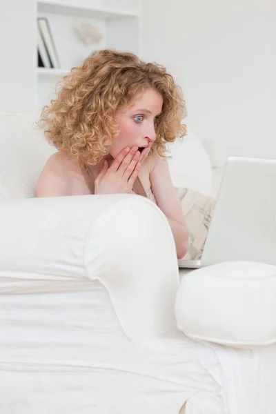 밝은 금발의 여 자가 그녀의 노트북에 앉아있는 동안 편안한 — 스톡 사진