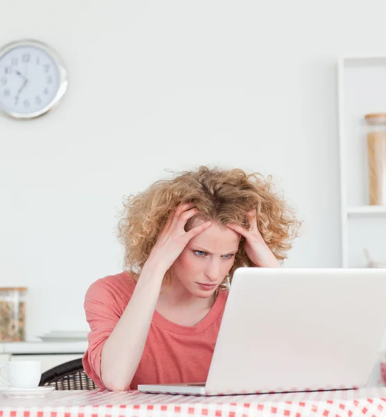 Krásná blonďatá žena zlobit při relaxaci s laptopem — Stock fotografie