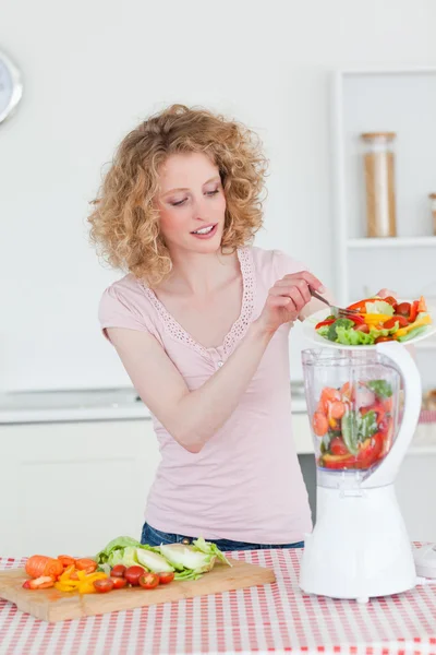 Bella donna bionda che utilizza un mixer in cucina — Foto Stock