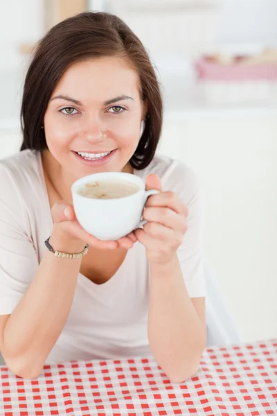 Linda mujer de pelo oscuro tomando un café — Foto de Stock