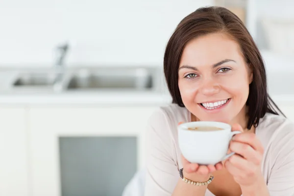Close up of a smiling brunette having a coffee — Stock Photo, Image