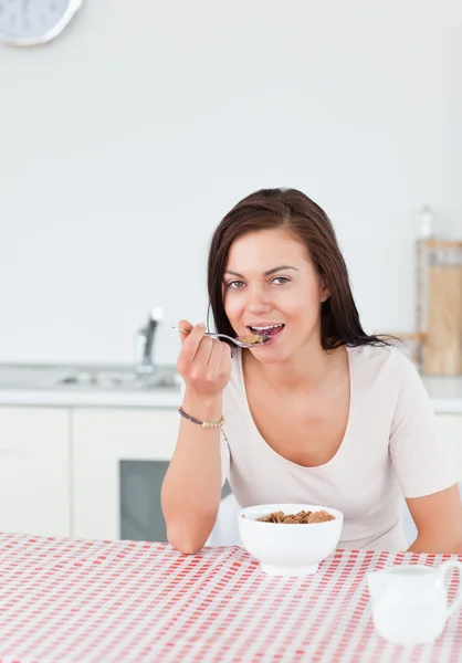 Ung kvinna äta spannmål — Stockfoto