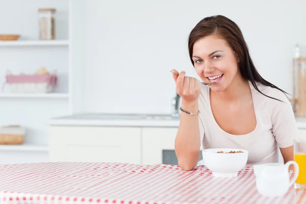 美しい女性が彼女の朝食を食べる — ストック写真