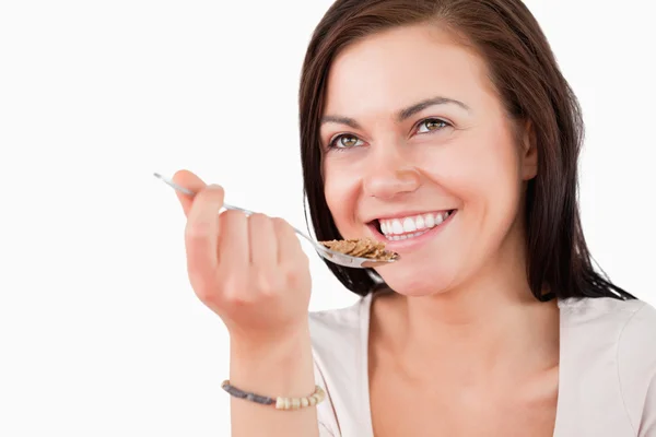 Nahaufnahme einer charmanten Frau, die Getreide isst — Stockfoto