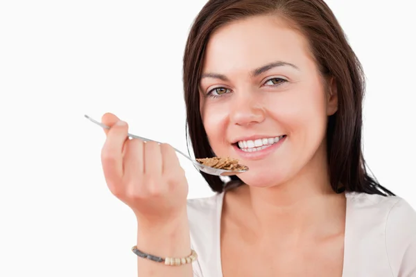 Primo piano di una donna sorridente che mangia cereali — Foto Stock