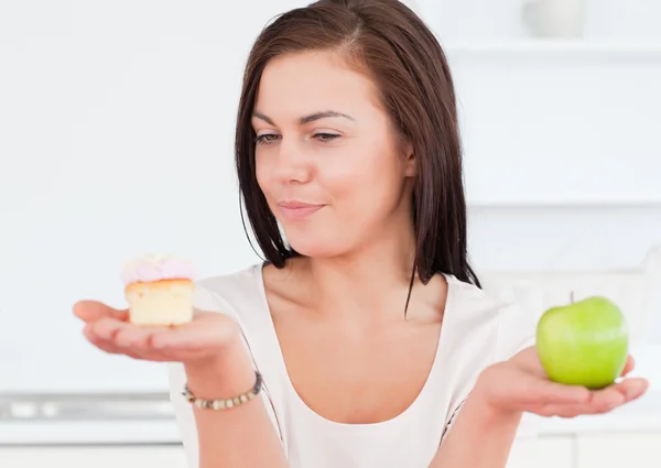 Γοητευτική γυναίκα με ένα μήλο και ένα κομμάτι του κέικ — Φωτογραφία Αρχείου