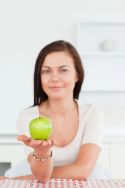 Genç bir kadın elma gösterilen — Stok fotoğraf