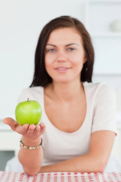 Χαριτωμένο γυναίκα δείχνει ένα μήλο — Φωτογραφία Αρχείου