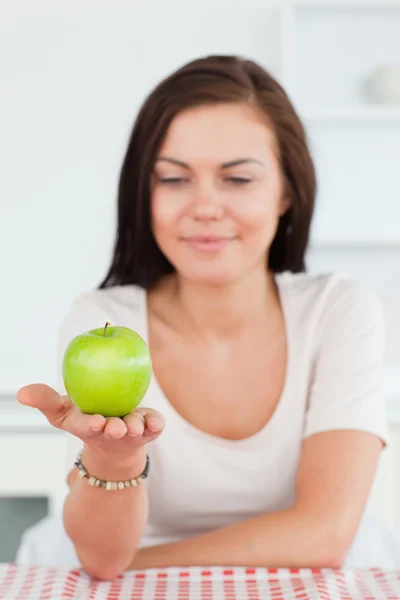 사과 보여주는 웃는 여자 — 스톡 사진