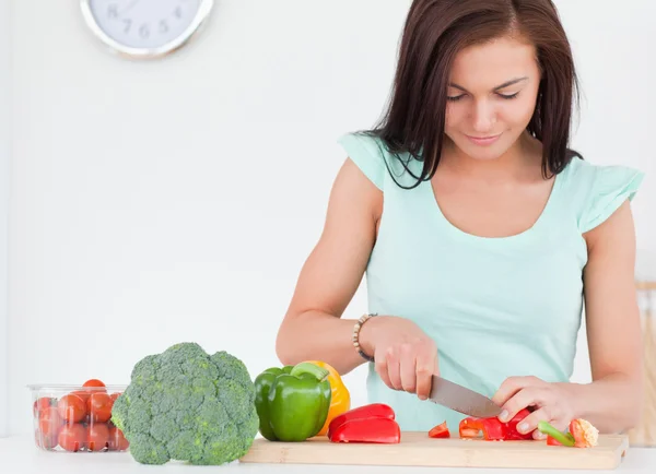 Woman chopping vegetables — Stock Photo, Image