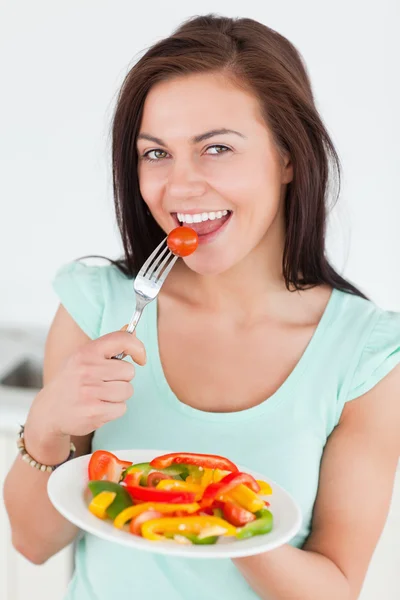 Νεαρή γυναίκα τρώει μια σαλάτα — Φωτογραφία Αρχείου