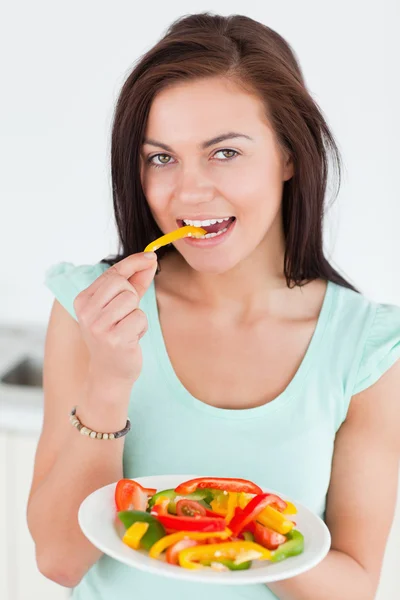 Όμορφη γυναίκα τρώει μια σαλάτα — Φωτογραφία Αρχείου