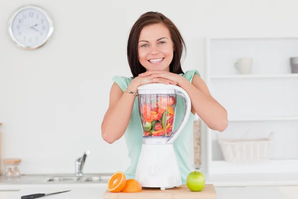 Lächelnde süße Frau posiert mit einem Mixer — Stockfoto