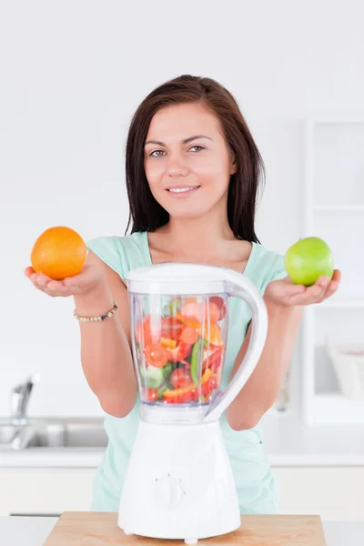 Счастливая женщина с блендером и фруктами — стоковое фото