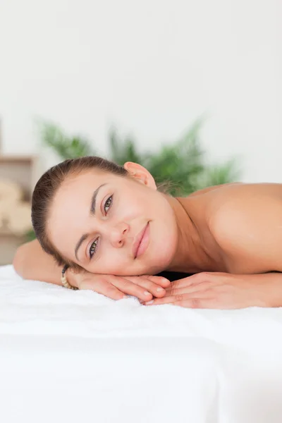 Portrait of a woman lying on her belly looking at the camera — Stock Photo, Image