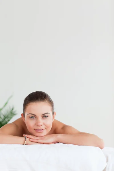 Portrait d'une brune allongée sur une table de massage — Photo