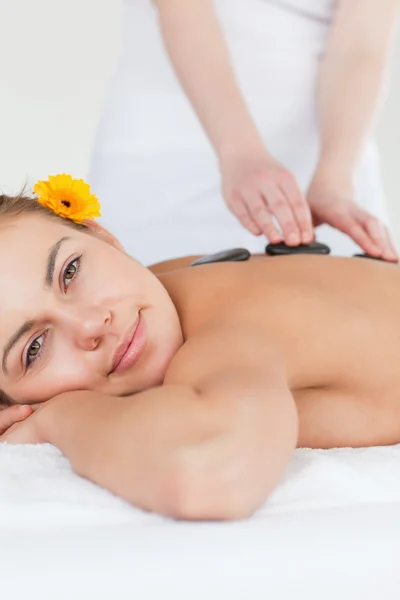 Portret van een zeer verheugd vrouw met een hot stone-massage — Stockfoto