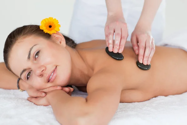 Close up van een schattige brunette genieten van een hot stone-massage — Stockfoto