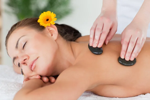 Close up van een mooie vrouw genieten van een hot stone-massage — Stockfoto
