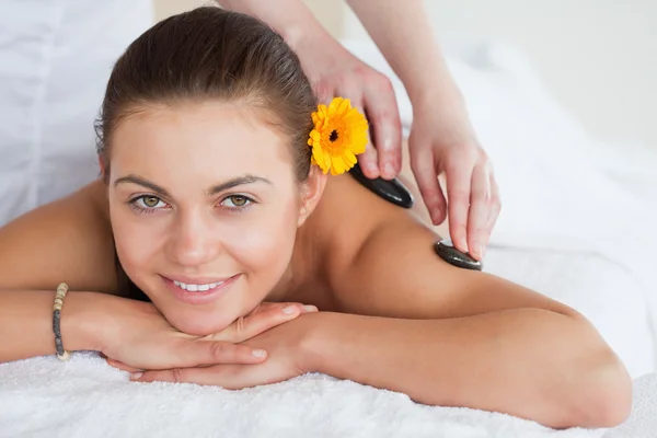 Lachende vrouw genieten van een hot stone-massage — Stockfoto