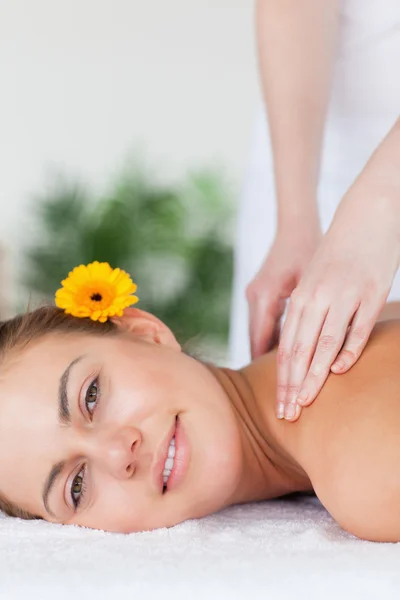 Retrato de una hermosa mujer teniendo un masaje en el hombro —  Fotos de Stock